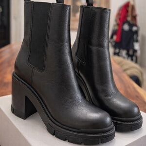 Marc Fisher LTD Vannelisa Black Leather Chunky Chelsea Boots Size 8M